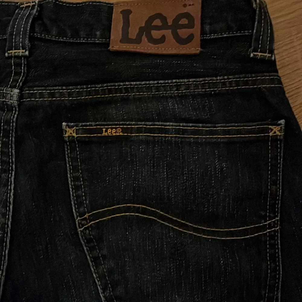 Ett par skitsnygga Lee jeans som sitter perfekt! De är lågmidjade och bootcut modell. Säljer då jag har för många liknande jeans. Skulle säga att de passar en S-M beroende på hur man vill att de ska sitta. Passar mig perfekt som är 1,70. Hör gärna av dig om du har frågor eller för fler bilder💘💘återkommer med pris för frakt. Jeans & Byxor.