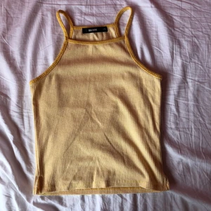 Linne - Gult rutit linne från bikbok. Knappt använt och i bra skick. 