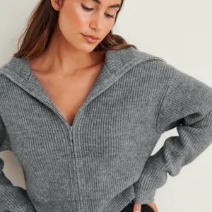 Stickad zip-up - Snygg stickad zip-up från nakd❣️ köpt i höstas för 500kr och är i nysckick då tröjan inte kommit till användning. Skriv om du vill se fler bilder eller om du har några frågor✨💞❣️