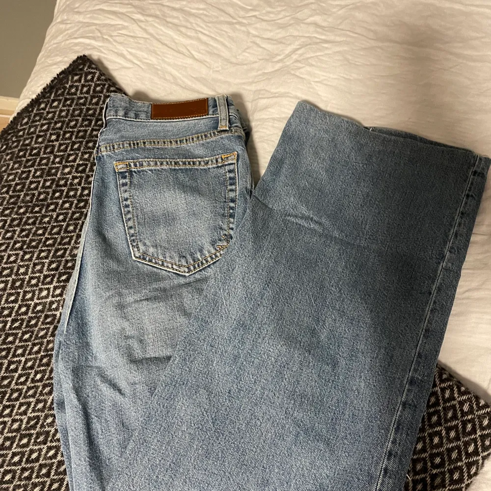 Säljer dessa Raka/vida blå jeans från bikbok, har gjort hålen själv och är 156 cm lång som en referens till dem!:). Jeans & Byxor.