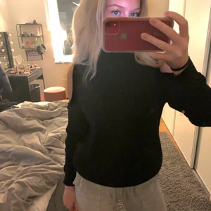 Cut out tröja - Snygg tröja med cut out på axlarna och krage💗 pris kan diskuteras