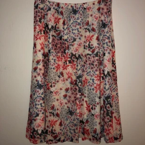 Y2k kjol med blommor - Storlek M