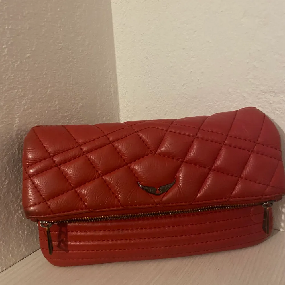 En röd Zadig väska som använt i bra skick. Har en liten mörk fläck där i hörnet men ingenting som stör.. Väskor.