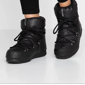 Moon boot - Moon boots i en lite mer unik modell!!!! mer lik inuikkii!!! Så sköna och varma!!! Köpta förra vintern men har knappt använts av mig då jag har för mkt skor 🤯 därför är dom i nyskick!!! Nypris 2099 kr. Säljer för 600 kr