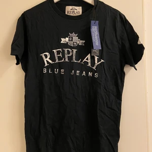 NY! Replay T-shirt Storlek: M - Helt ny t-shirt från Replay, Färg: Svart , Storlek: Medium. Normal i storleken. Nypris: 499:- , säljes för 50%. Rekommenderas att skickas som spårbar för bådas säkerhet, men köparen kan självklart välja ett eget alternativ. Har ni några frågor är det bara att höra av er till mig.