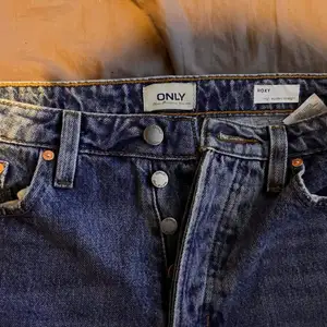Garderobsrensning 🌸 Roxy high waisted straight jeans från Only i storlek 28/32.   Kan mötas upp i Skåne och även frakta. köparen står för frakten. 