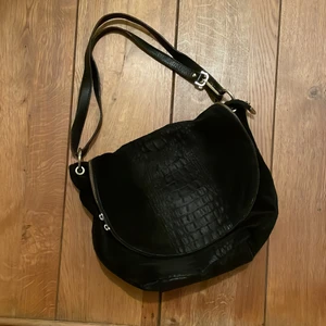 Mockaväska med croc-effekt - Äkta mockaväska med italienskt läder från Dixie. Äldre men i fint skick. Går att ha både lång och kort 