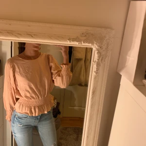 Rosa topp - Rosa topp med volang. Aldrig använd, så i nyskick.