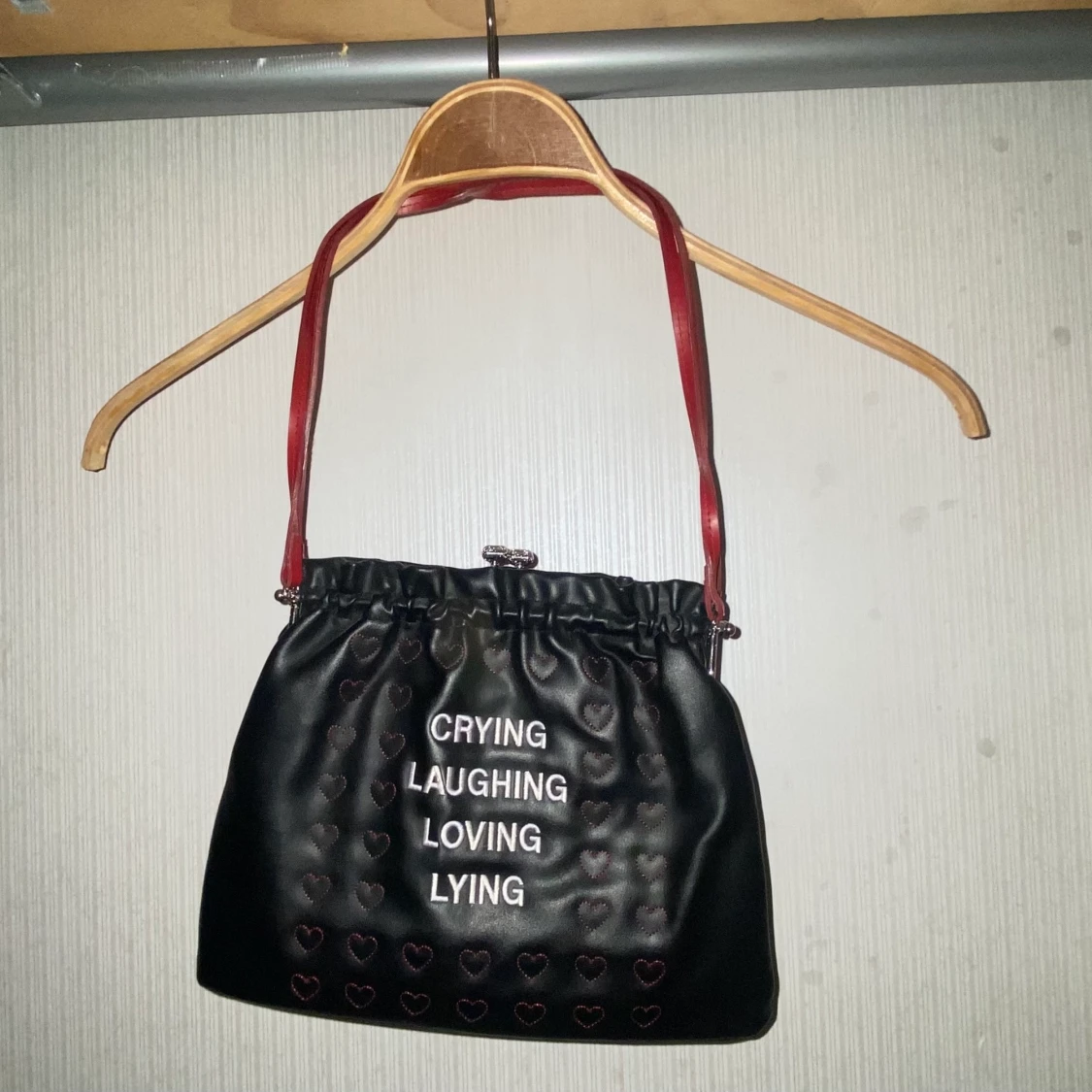 Gullig axelväska med brodering 