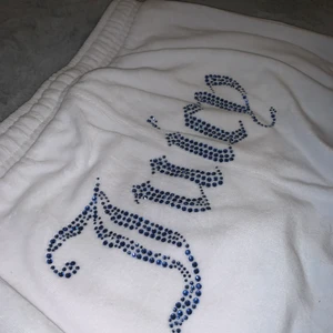 Juicy Couture byxor storlek S - Köpte dessa byxor för 1050kr o är tyvärr för stora. Nu säljer jag dem för 800kr !! Har haft på mig dem en eller två gånger.