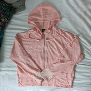 Croppad zipup hoodie - Croppad zip hoodie. Tunn och luftig. Står "Sunday" över bröstet. Har "slits" på sidorna (se tredje bilden). Fint skick och väldigt mjuk! Kontakta mig för fler bilder eller mer info. Kolla gärna in mina andra annonser, samfraktar gärna!💗 