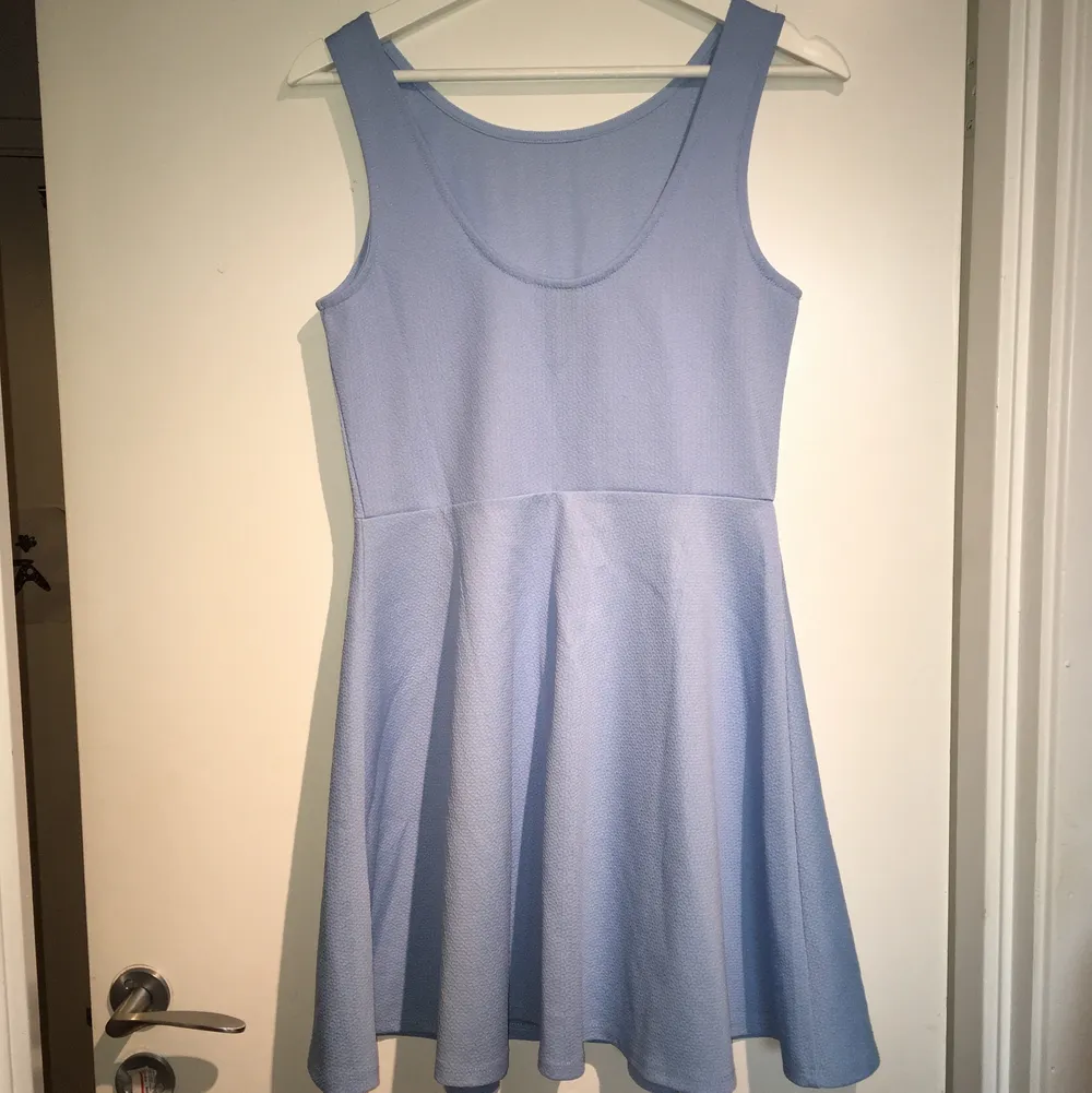 Ljusblå klänning i strechigt material, från H&M. Sparsamt använd. . Klänningar.