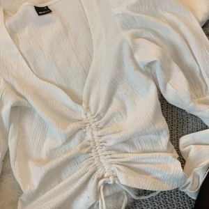 Vit tröja - Ifrån Gina. Köptes för 100kr