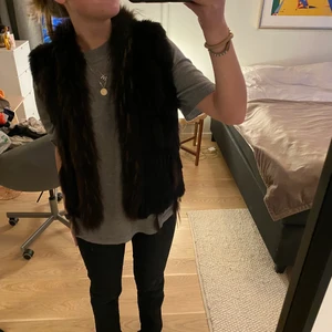 Äkta päls väst  - Säljer denna äkta fina kaninpäls som är i jätte bra skick. Hör av dig om du har frågor eller om du vill ha fler bilder💗