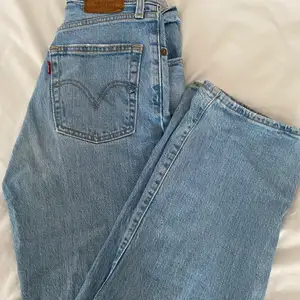 Säljer mina blå, raka Levis jeans med hål på ena knät och lite slitningar högre upp✨✨ köpta för 1290kr och säljer för 300kr, skriv för fler bilder!