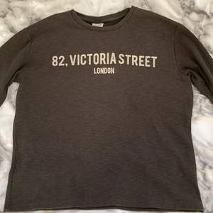 Säljer denna fina tröja från Zara kids. Storleken är 152 och är för ungefär 11/12 åringar! Tröja har ett tryck på bröstet som det står ”82, VICTORIA STREET LONDON” på. Kan mötas inom Stockholm annars kan jag skicka tröjan med postnord men står ej för deras slarv