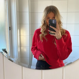 röd hoodie från Zara - använd ett par gånger❤️ jättefin röd färg, något croppad, stilren utan fickor, perfekt huva, julig o fin❤️ pm vid frågor/önskemål om fler bilder 