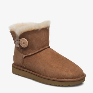 uggs - säljer mina gamla uggs som egentligen är jättefina men de är väldigt använda så jag säljer billigt! Storleken står att dom är 35 men är nästan för stora för mig som har 36/37 så jag skulle gissa på storlek 38!😍