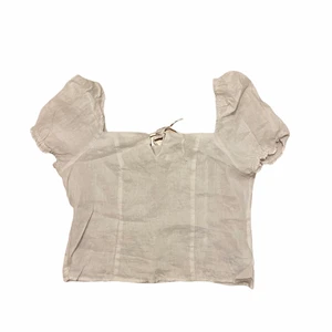 A cute summer top  - Det här är en söt sommartopp från hm och är vit i storlek M-L ✨🤍✨