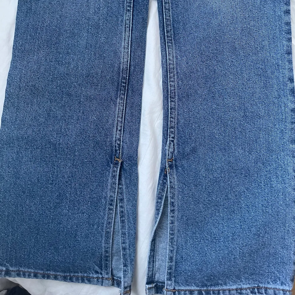 Säljer dessa snygga jeans från Mango med slits på sidan. Oanvända med prislappen kvar. . Jeans & Byxor.