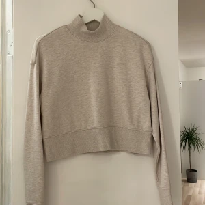 Polo tröja - Från monki, aldrig använd. 80kr + frakt