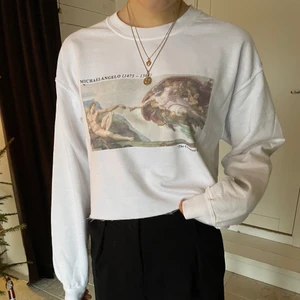 Vit Sweatshirt med tryck - En ascool vit sweatshirt med tryck, köpt på ASOS och är av märket Reclaimed Vintage. I storlek Small men är oversized i modellen och lite cropped på mig som är 173 cm. 💕✨