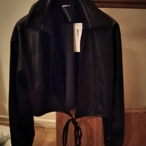 Gina Tricot skinnjacka - Helt ny svart skinnjacka ifrån Gina Tricot i storlek 40. Har kostat 399kr och kvitto finns och säljes för 200kr.