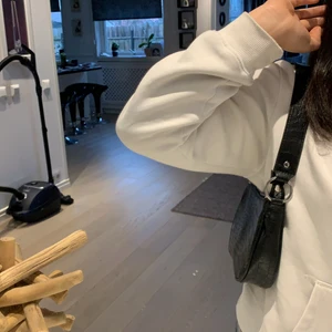 Väldigt snygg axelväska - Nyligen köpt och använd 1 gång. Vill sälja den då jag hittade min andra väska som är lik denna och det är onödigt för mig att ha 2 likadana väskor. Precis som ny och priset kan diskuteras.
