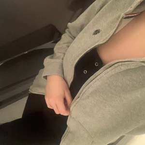 Grå kofta i storleken S - Jättefin och jättemysig kofta i storleken S. Jag säljer denna då den inte kommer till användning. Den är i ett jättebra skick då jag har använt den ett fåtal gånger. Skriv vid frågor❤️