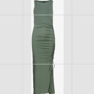 Klänning XS - Superfin oanvänd grön slim-fit långklänning med rynkning och slits på sidan med lappen kvar. Nypris är 399 kr och jag säljer den för 170 kr inkl frakt! 