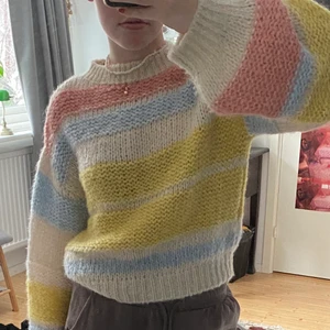 Randig stickad tröja - Köpt på plick för ett tag sen men har inte kommit till användning så mycket. Superfin grovstickad med pastellfärger! 🌸 Skriv gärna om du har frågor, jag vill få allt sålt så jag är öppen för prisförslag!