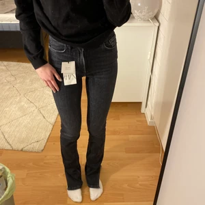 Zara jeans - Säljer dessa jeans som jag köpte på rean som tyvärr är försmå. Testar att sälja dom här inan jag lämnar tillbaka. Helt oanvända. Jag är 170💞  Hör av er vid intresse!!