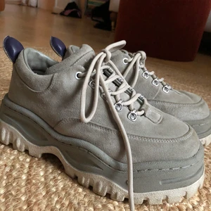 Eytys sneakers  - Säljer ett par nästan helt oanvända Eytys angels eftersom att storleken inte är helt rätt för mig (stl 39)💔. Inga fläckar eller skador. Kan mötas upp i Uppsala eller posta mot fraktkostnad!