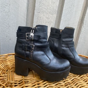 Johnny bull chunky boots - Äkta läder svart! Ej mycket använda dock en skada bak på ena skon som min valp åsamkat ! Är lagat syns ej när akonr på foten och inget som känns! Men där av priset ! Nypris 1899-:  vi kan dela på leverans kostnad
