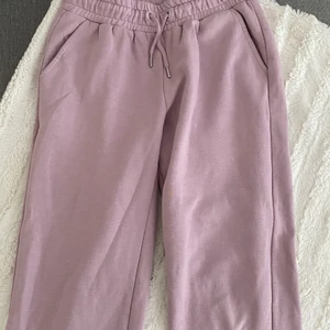 Lila sweatpants från Lindex - Lila sweatpants/mjukisbyxor från Lindex, jag tycker dom är sköna. Köpare står för frakt!