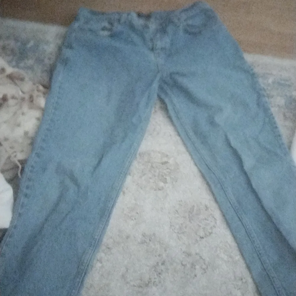 High waist boyfriend jeans for summer fun and winter im-cute-and-mysterious-booknerd vibes light blue super nice i got fat during the pandemic that's the only reason why I'm selling them. If youre an M or an S size theyll fit i guess. Jeans & Byxor.