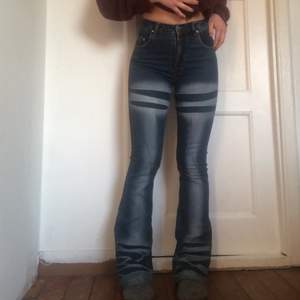 Glittriga jeans med blekta ”ränder” som är SÅ snygga men som inte kommer till användning. Glittret framgår inte på bilderna men det är silvrigt glitter. Är 162cm. Kan mötas upp i Gbg annars står köparen för frakt✨✨