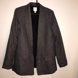 Grå kavaj - Grå kavaj från H&M, köpt för flera år sen men knappt använd! Storlek 40 men sitter bra på mig som har 34/36 fast lite oversize! 💞 