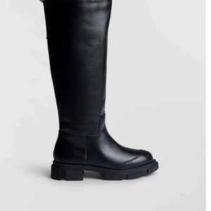Knee high boots från Gina Tricot  - Helt oanvända med prislapp kvar som tyvärr var för stora för mig. Jag har st 37 vanligtvis men köpte i storlek 36 för hörde att de var stora i storleken. Dessa skor var tyvärr ännu större och passar nog dig med st 38. Köpta för 700kr    Hör av dig vid fler frågor och bilder. Frakten bjuder jag på❤️🙏🏽Första som skriver får de! Alltså ingen budgivning
