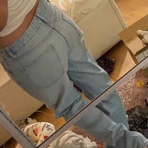 Zara mid Rise jeans - Saras populära mid Rise jeans i storlek 40. Jättesnygg och oversized. De är även slutsålda på hemsidan! 💓🔥
