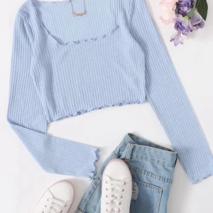 Fin blå topp - Jätte fin färg på en jättefint skuren tröja! Köpte den för ett tag sedan men den har endast använts runt 3 gånger då jag inte känner att den passar mig! Antar att det är en smaksak. Älskar dock tröjan bara inte på mig! Den är köpte för 50 men då nästan ALLT PÅ MIN SIDA SÄLJS FÖR UNDER 30 så kostar den ENDAST 15 KRONOR 🥳❤️🥳🚨🚨🚨🥰🚨🥳❤️