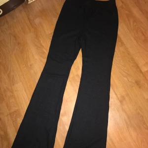 Ribbade utsvengda byxor  - Använda minst en gång. Storlek S 