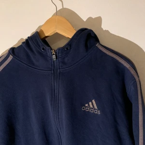Adidas zip-up hoodie - Tröjan är ganska gammal och är jättefin men säljer pga att den inte kommer till användning av mig.