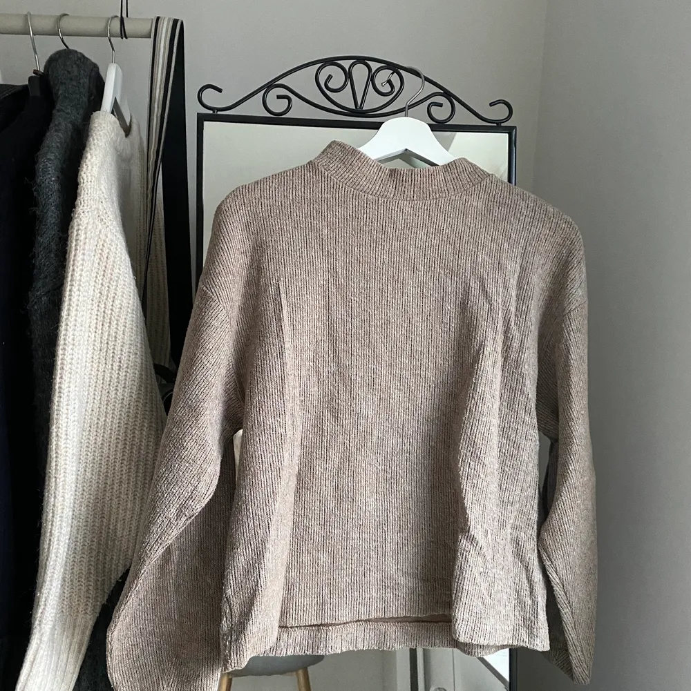 Fin brun tröja från Zara. . Tröjor & Koftor.