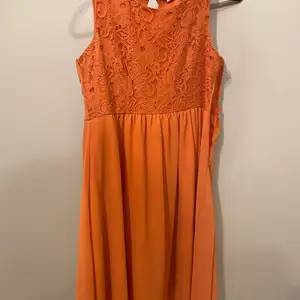 Jättefin Orange klänning från VILA. Använd en gång, Stl. M. 