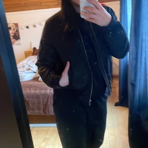 Bomber jacka  - Jacka i nyskick knappt använd storlek M 