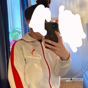 Vintage puma tröja - Säljer min mammas gamla vintage puma tröja från 80 talet då den knappt blev använd av henne och inte av mig heller. Den är i nyskick och passar både S/M. Köparen betalar för frakten 💘💘