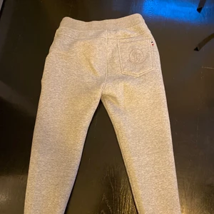 Moncler genoroble - Mjukisbyxor size M, dock moncler storlekar så de är aningen mindre.  Säljer pga att de blivit för små för mig, men annars är de i bra skick, QR kod finns, nypris 3500