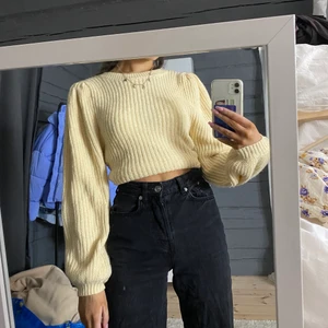 Stickad tröja - Säljer denna supersöta stickade tröjan från ASOS. (Beroende på hur man knyter den visas ryggen olika mycket). 🥰 knappt använd!