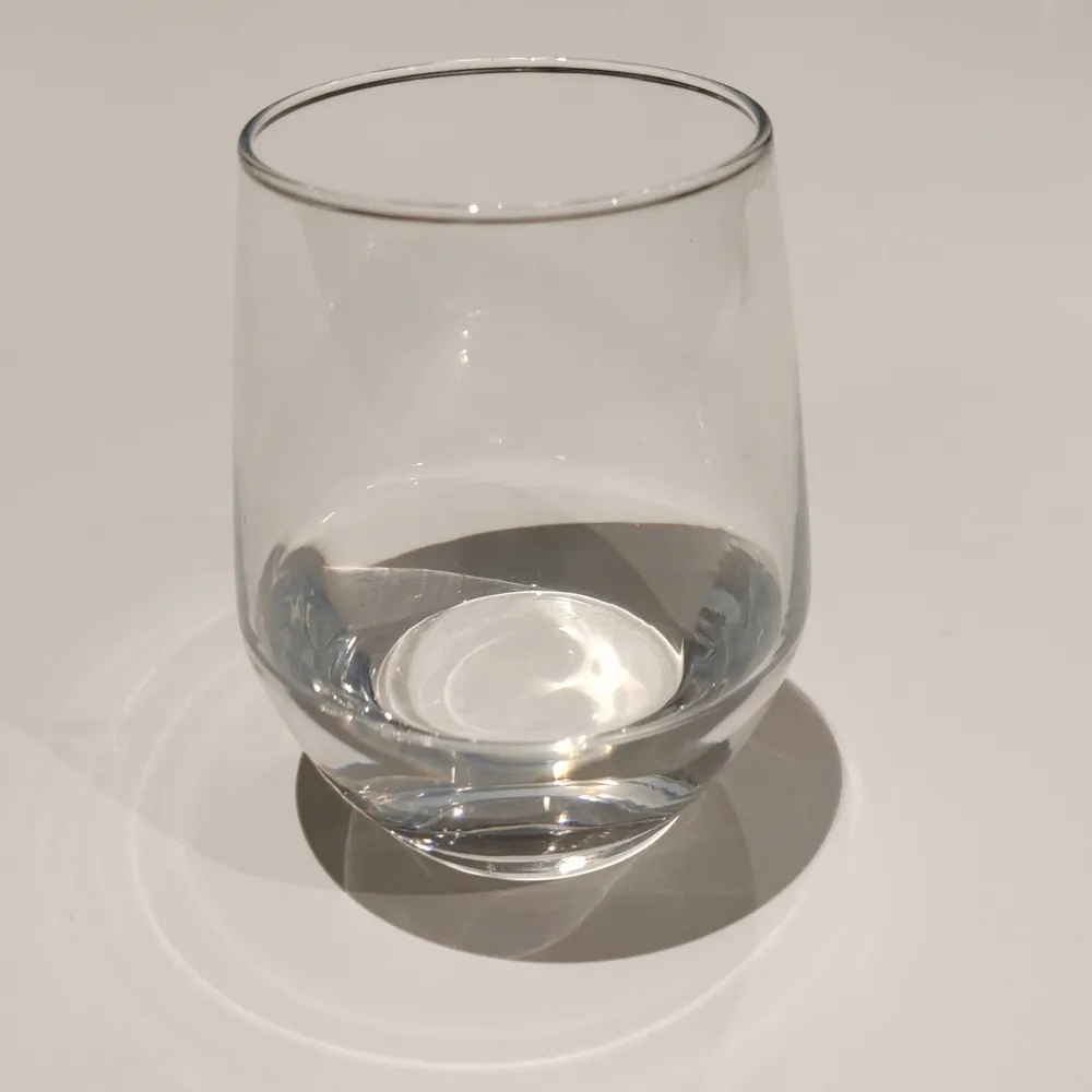 Sveriges alldra finaste vatten direkt från toan. Priset är inte hugget i sten. Glaset är 20 spänn extra. Övrigt.